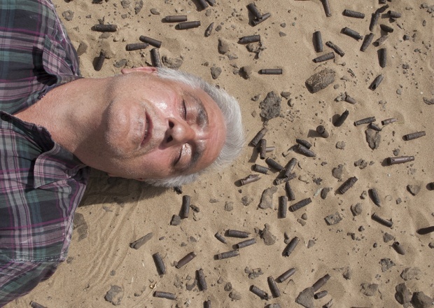 De Iraanse fotograaf Saeid Sadeghi in de documentaire Stronger than a Bullet.