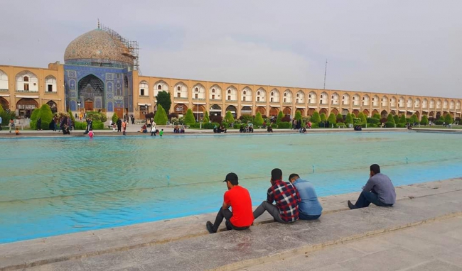 Wachten op zonsondergang en het breken van de vasten (Naqsh-e Jahanplein, Isfahan) Foto Carool Kersten