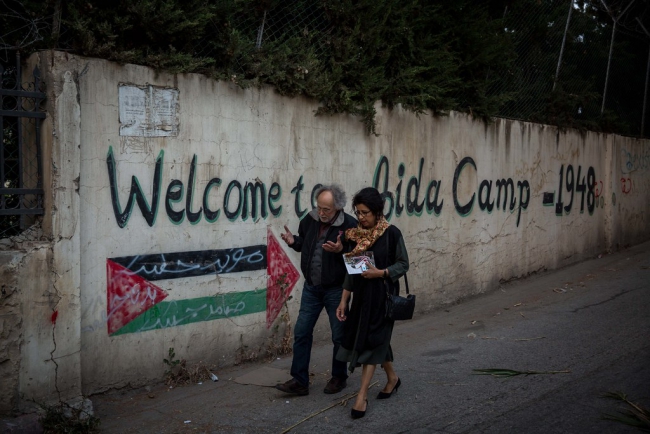 Ahdaf Soueif in vluchtelingenkamp Aida in Bethlehem (foto: Rob Stothard voor The Palestine Festival of Literature).