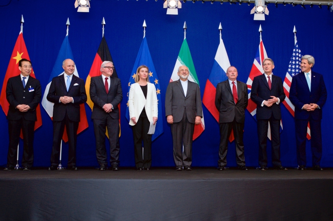 Op 2 april 2015 kondigden de ministers van Buitenlandse Zaken van de Verenigde Staten, het Verenigd Koninkrijk, Rusland, Duitsland, Frankrijk, China, de Europese Unie en Iran officieel aan dat ze een 'Comprehensive agreement on the Iranian nuclear programme' , ofwel een nucleaire (Iran-)deal hadden bereikt. ©United States Department of State, Wikimedia Commons public domain