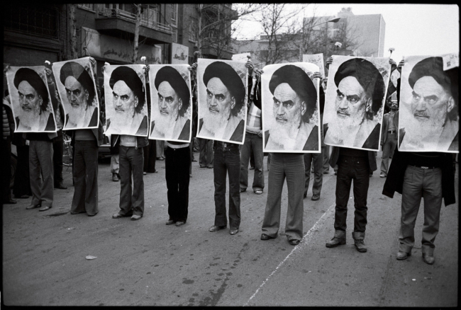 Iraanse revolutie, 1978. Demonstranten met de beeltenis van ayatollah Khomeini (fotograaf onbekend).