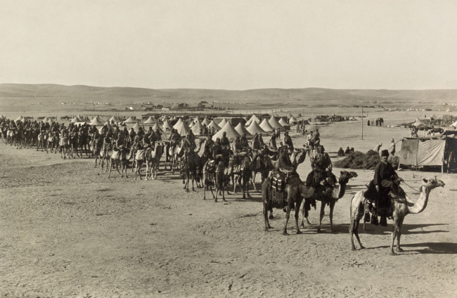 Het Turks-Arabische kamelkorps in de woestijn van Beersheeba maakt zich op om de Britse invasie van Gaza te weerstaan. 