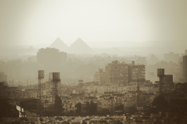 De grote piramides van Giza zichtbaar door de luchtvervuiling