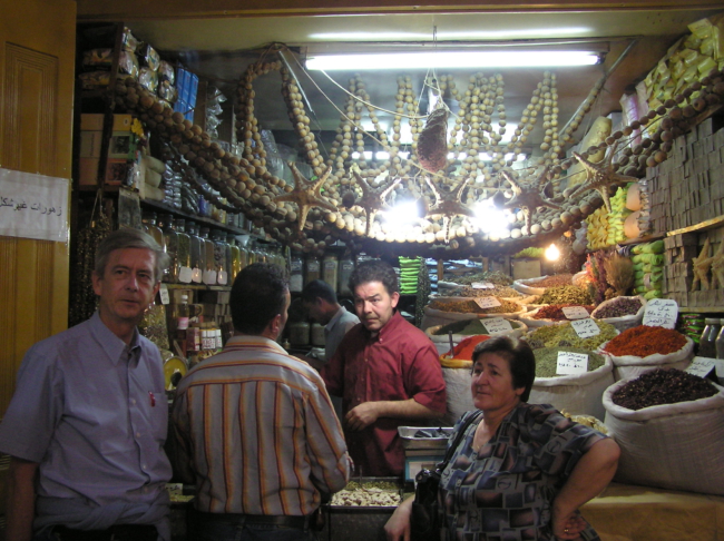 Koos van Dam in de kruidensoek in Aleppo