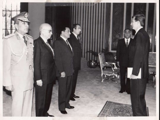 Egypte, jaren 80: Koos van Dam biedt zijn geloofsbrieven aan president Moebarak aan.