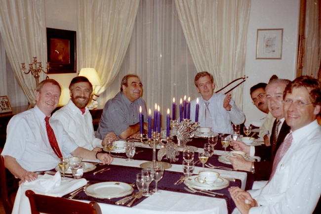 Koos van Dam met Syrische oppositieleden ‘Ali Farzat, Michel Kilo en vrienden bij de Nederlandse ambassadeur Roderick van Schreven in Damascus (1994).