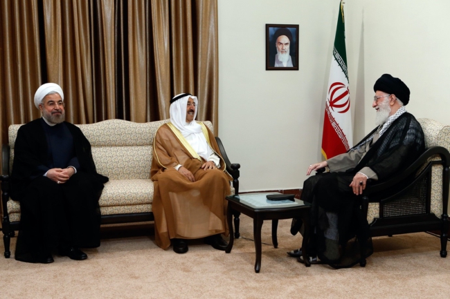 Emir Sabah al-Ahmad al-Sabah op bezoek in Iran, juni 2014. Rechts de Iraanse geestelijk leider ayatollah Ali Khamenei, links president Hassan Rouhani. Foto khamenei.ir