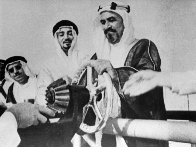 Emir Ahmad Al-Jaber Al-Sabah zet met een draai aan een zilveren wiel de allereerste verscheping van Koeweitse olie in gang. Het is 30 juni 1946.