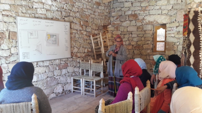 Latifa Oumlil (staand) met de vrouwen uit het dorp.