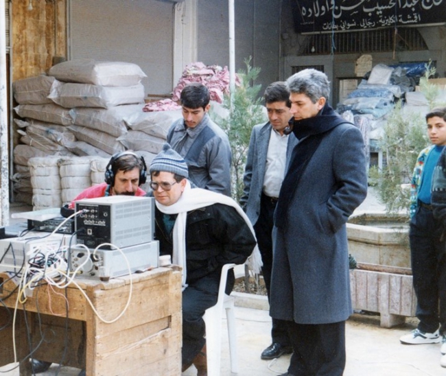 Regisseur Haitham Haqqi (brildragend) op de set van de Zijden Markt, Khan al-Harir
