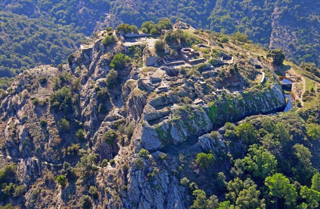 De burcht van de Saracenen bei het plaatsje La Garde-Freinet in het Massif des Maures in Zuid-Frankrijk