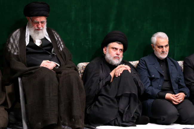 Moqtada al-Sader in 2019 in Teheran, geflankeerd door geestelijk leider Khamenei en Qasem Soleymani ©khamenei.ir/Wikimedia Commons