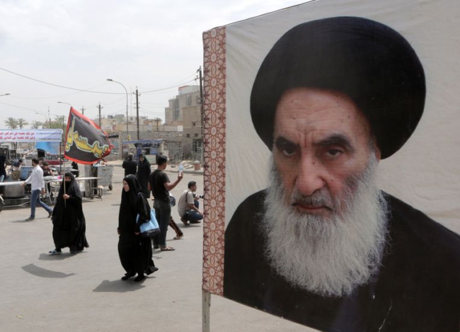 Poster van de Iraakse sjiitische voorman ayatollah Ali al-Sistani in Bagdad. © AP