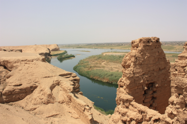 De Eufraat bij de ruïnes van Doera-Europos, een in de 3de eeuw voor Christus gestichte Hellenistische stad, in het zuidoosten van het tegenwoordige Syrië. ©Arian Zwegers 