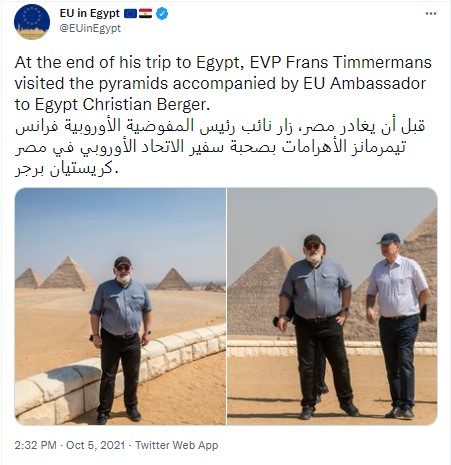 Frans Timmermans bij de piramiden met EU-ambassadeur Christian Berger. Bron: https://twitter.com/EUinEgypt/status/1445366269738373124 
