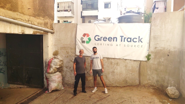 Khoder en zijn vader in hun loods in Tripoli. Foto genomen door auteur