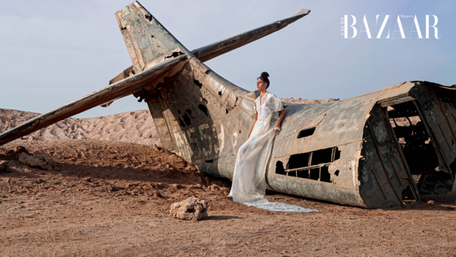 Het allereerste Saoedische modemodel, Taleedah Tamer draaft op in het glossy tijdschrift “Harper‘s Bazaar Arabia” om reclame te maken voor NEOM.