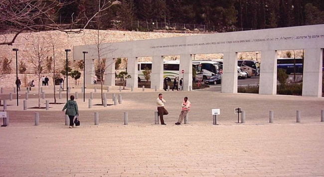 Bij de ingang van Yad Vashem. Op de muur staat een Bijbelpassage uit Ezechiël (37:14) © Amos Goldberg