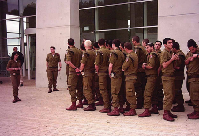 Israëlische soldaten bij de ingang van het museum © Amos Goldberg