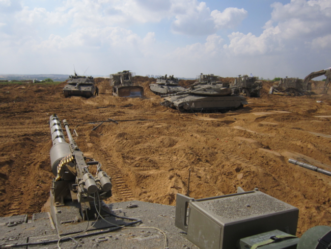 Israëlische tanks, pantserwagens en bulldozers bij de grens van Gaza. ©Foto IDF/Wikimedia Commons