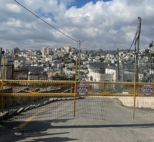 De afgesloten Al-Shuhada straat alias Apartheid straat in de oude stad van Hebron. Palestijnen rijden en lopen nu minstens 30 minuten langer om naar de andere kant te komen. Ook ik werd geweigerd, voor mijn eigen veiligheid. De soldaat in kwestie kon er niet voor instaan als ik werd aangevallen.