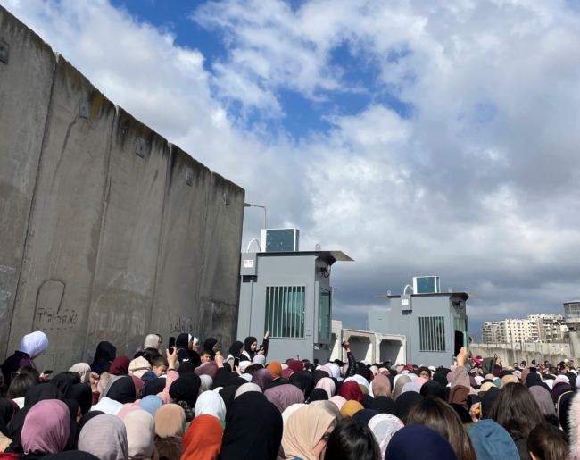 Duizenden vrouwen proberen Qalandia Checkpoint te oversteken op de tweede vrijdag van de Ramadan. Met de twee witte smalle deuren in het midden moesten we het doen. 