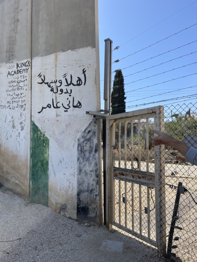 “Welkom in het land van Hani Al-Amer” — geschilderd op de apartheidsmuur die zijn huis omringt in het dorp Masha in Salfit.