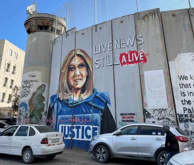 Een schildering van de Palestijnse journaliste Shireen Abu Akleh, die vorig jaar werd vermoord, op de apartheidsmuur in Bethlehem.