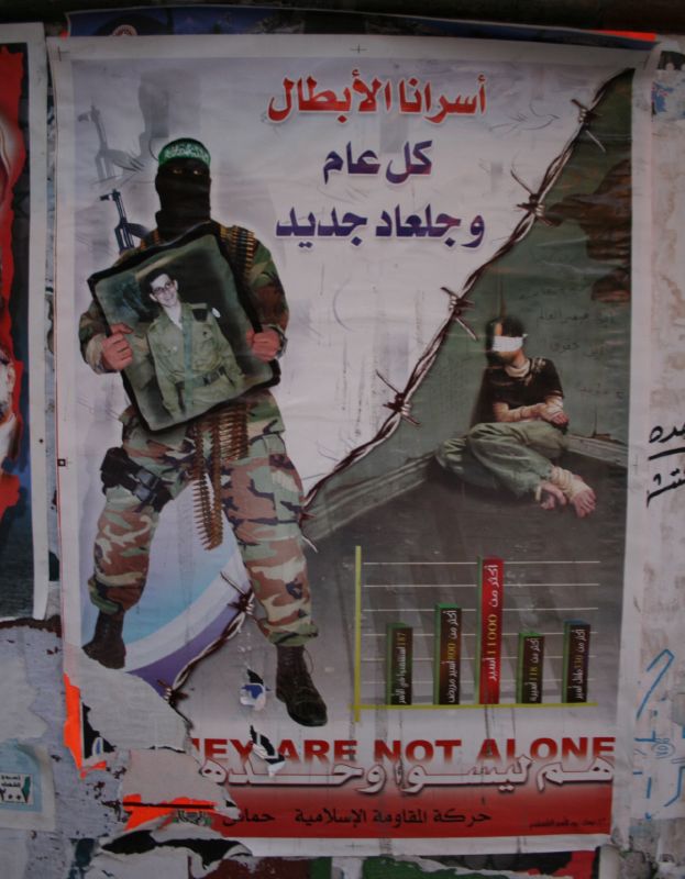 Poster van Hamas waarop de ruil van Gilad Shalit tegen Palestijnse gevangenen in Israël wordt geëist. ©Tom Spender, CC BY 2.0 , via Wikimedia Commons