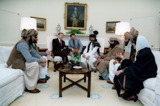 President Reagan ontvangt Afghaanse islamitische vrijheidsstrijders in het Oval Office, februari 1982. Foto Public Domain/Wikimedia