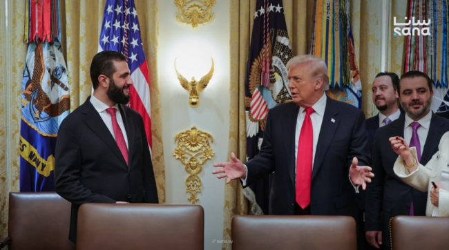 De Syrische president Ahmed Al-Sharaa (ex-Al Qaeda, ex-IS) in het Oval Office met president Trump. 'You can't make this shit up.' Foto public domain/Wikimedia